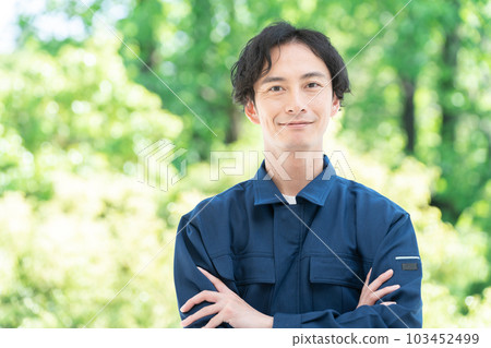穿著工作服的員工 穿著工作服的員工 103452499