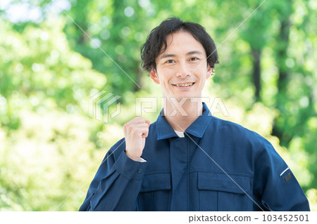 工作人員穿著工作服擺出膽量姿勢 工作人員穿著工作服擺出膽量姿勢 103452501