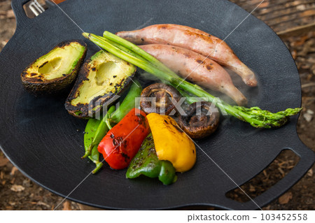 Title 在營地用篝火製作食物 103452558