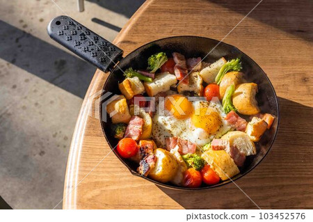 Title 在營地用篝火製作食物 103452576