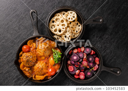 Title Food using a bonfire at the campsit 103452583