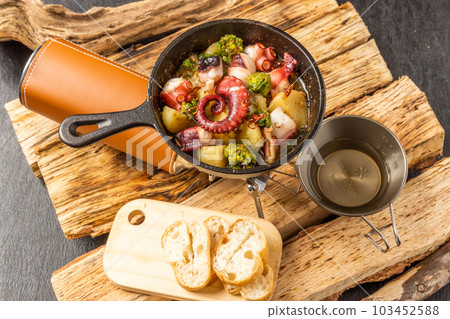 Title Food using a bonfire at the campsit Title Food using a bonfire at the campsit 103452588