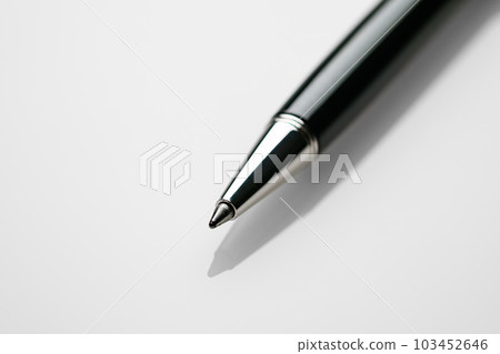 白色背景上的圓珠筆 白色背景上的圓珠筆 103452646