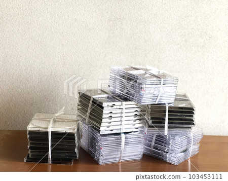 許多 CD 盒用繩子綁起來 103453111