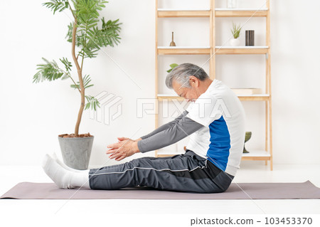 老人彎腰伸展 103453370