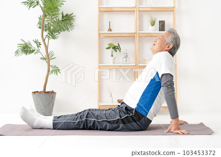 老人彎腰伸展 103453372