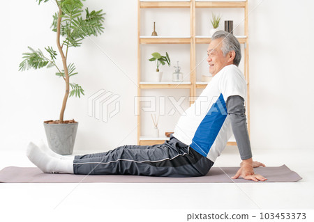 老人彎腰伸展 103453373