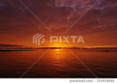 沖繩縣小濱島 從海民中公園看到的天空像著火了一樣的日出 103454648