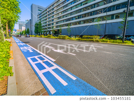 日本的東京城市景觀 初夏的一天……自行車道(後面是東京國際論壇西側的路口)= 5月17日 日本的東京城市景觀 初夏的一天……自行車道(後面是東京國際論壇西側的路口)= 5月17日 103455181