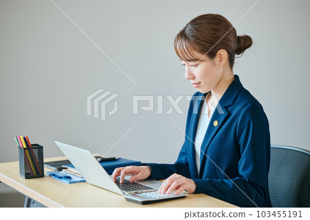 用計算器做計算的年輕女律師 用計算器做計算的年輕女律師 103455191