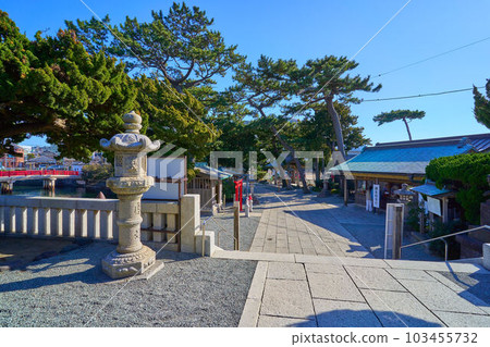 View of the approach from the worship hall of Morito Shrine in Hayama-machi, Miura-gun, Kanagawa Prefecture View of the approach from the worship hall of Morito Shrine in Hayama-machi, Miura-gun, Kanagawa Prefecture 103455732