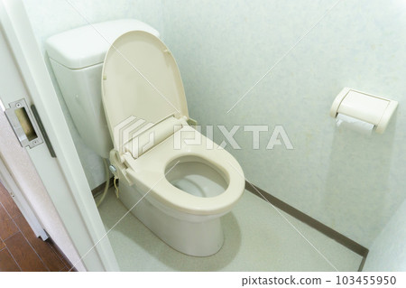 改造前的廁所照片：舊公寓內部，狹窄的馬桶座，從上方斜視 103455950