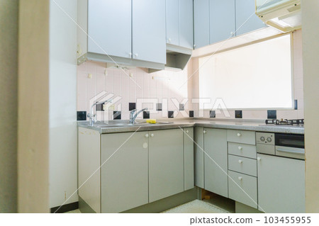 Photo of the kitchen before renovation: Old apartment, kitchen, L-shaped, small window 103455955
