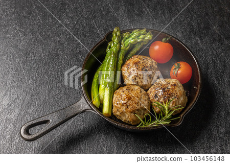 Hamburger steak to cook at home 103456148