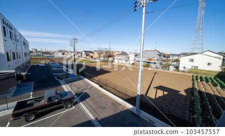 公寓外的風景，您可以看到藍天和田野 103457557