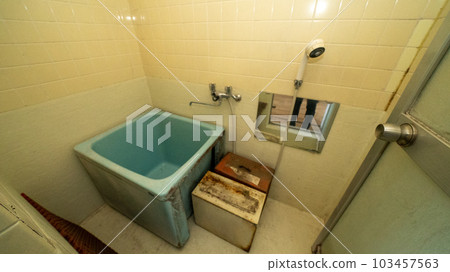 Showa-style bathroom in the accident property before renovation ② 103457563