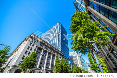 日本東京的城市景觀，初夏的一天。日比谷站（有樂町站/二重橋前站）出入口馬場崎門十字路口=17號 103457579