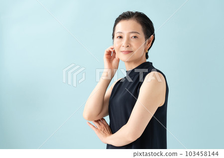 Middle woman portrait Middle woman portrait 103458144