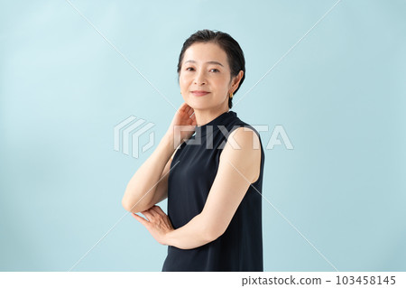 Middle woman portrait Middle woman portrait 103458145