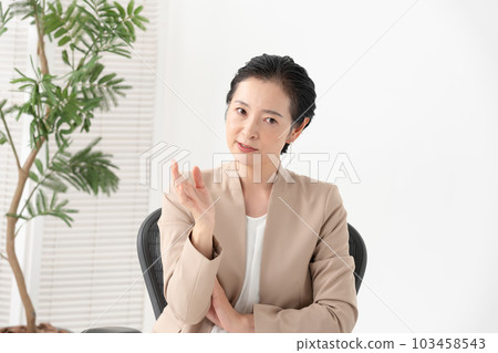Woman talking 103458543