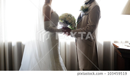 拿著花束的新娘和新郎的手婚禮 103459519