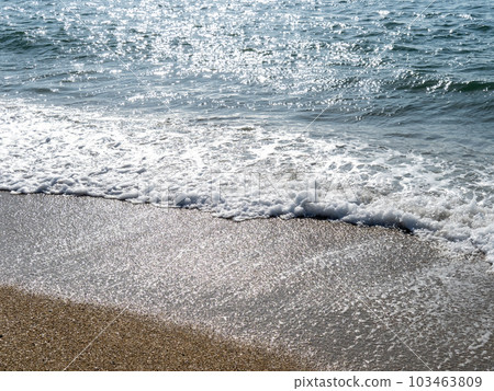 The beach that reflects the sunlight and sparkles. The beach that reflects the sunlight and sparkles. 103463809