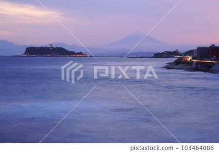 從湘南和江之島看到的富士山 從湘南和江之島看到的富士山 103464086