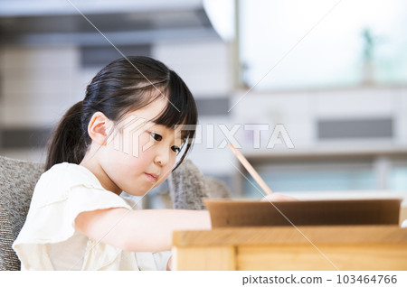 在家學習的女孩 103464766