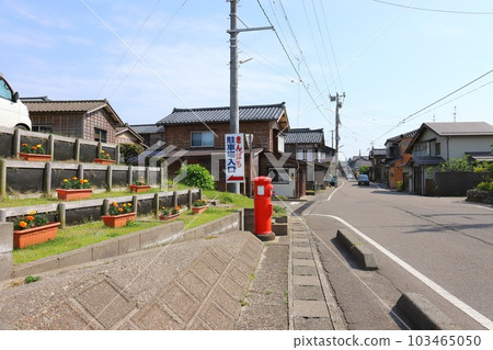 Niigata Nagaoka Scenery with a round mailbox (in front of Teradomari and Kinpachi) 103465050