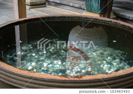 燈籠倒映在水缸的水面上 103465493