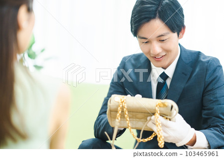 Buyer specializing in assessing luxury bags 103465961