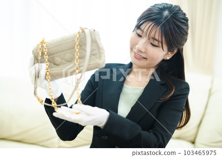 年輕女職員出差採購拜訪 103465975