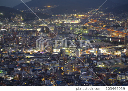 從金山看廣島市在冬天的黃昏 從金山看廣島市在冬天的黃昏 103466039
