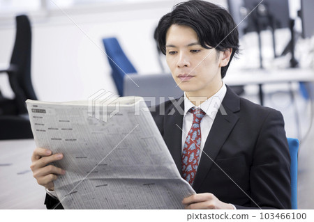 讀報紙的商人 103466100