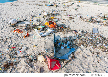 Innumerable drifting garbage washed up on the beach (environmental pollution image) Innumerable drifting garbage washed up on the beach (environmental pollution image) 103466312