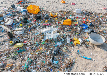 Innumerable drifting garbage washed up on the beach (environmental pollution image) 103466322