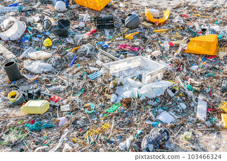 Innumerable drifting garbage washed up on the beach (environmental pollution image) Innumerable drifting garbage washed up on the beach (environmental pollution image) 103466324