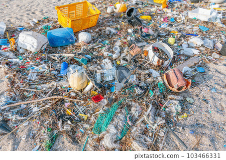 Innumerable drifting garbage washed up on the beach (environmental pollution image) 103466331