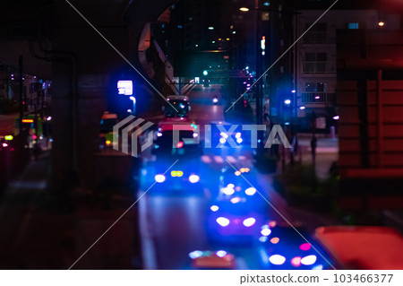 初代十字路口周圍的山手街在夜間以微型風格 初代十字路口周圍的山手街在夜間以微型風格 103466377