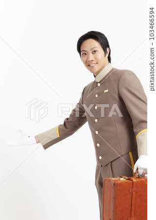 酒店工作人員提著行李 103466594