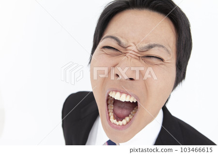 穿著西裝大喊的商人 103466615