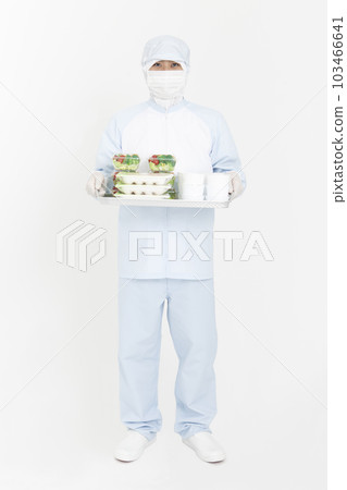 一個穿著防護服的男人帶著食物 103466641