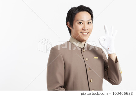 一個穿制服的男人表示同意 103466688