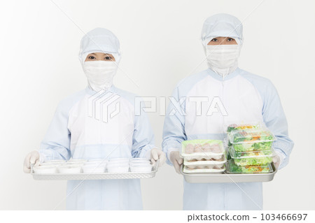 帶食物的防護服男女 103466697