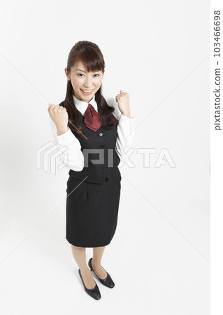 一個穿制服的女人做膽量姿勢 103466698