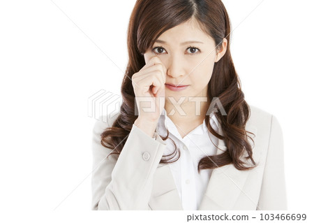 有一張悲傷的臉的女商人 103466699