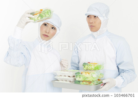 帶食物的防護服男女 103466701