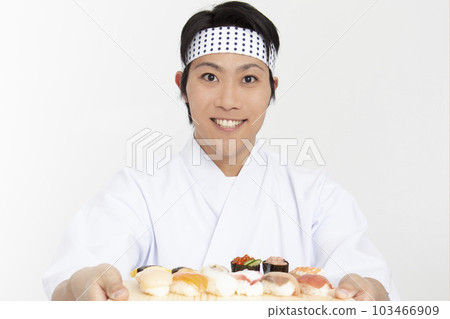 Itamae with sushi 103466909