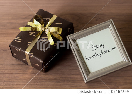禮物:別緻的包裝紙和金絲帶~永遠健康 禮物:別緻的包裝紙和金絲帶~永遠健康 103467299
