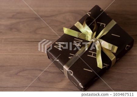 禮物・別緻的包裝紙和金絲帶 禮物・別緻的包裝紙和金絲帶 103467511